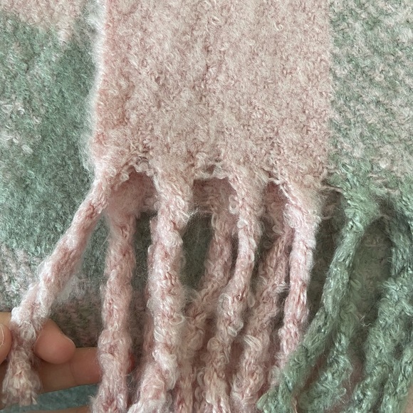 EUC | Victoria’s Secret women’s chunky knit plush plaid scarf - Picture 2 of 5